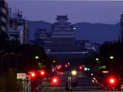 姫路駅前に映る、夜明け前の姫路城を一枚パチリ☆