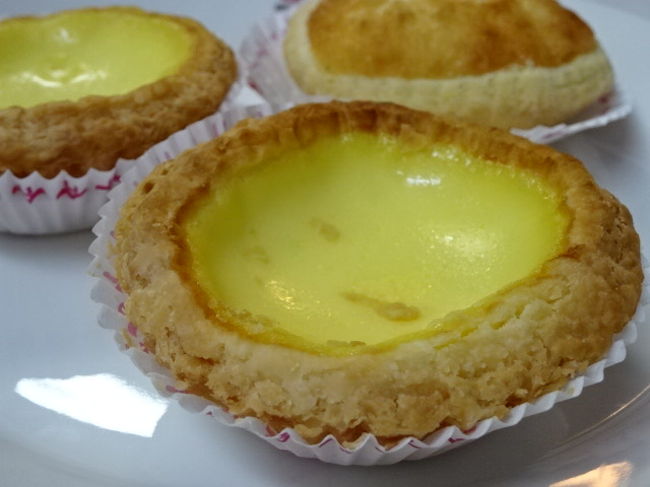 ありました！！地元のパン屋さんのような店構えに入ってみると、店頭にウォーマーの中に入って陳列されているではありませんか！！２つ購入しました。あと奥に見えるのは「ココナッツタルト」。実は、このココナッツタルトが一番美味しかったと言う・・・。地元価格だったのでそんなに高くはなかったです。<br />ごめんなさい、メモをするのを忘れてしまった。