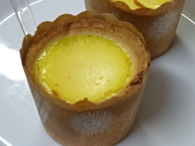 高さのあるエッグタルトなので、スプーンが添えられています。お味はまぁまぁです。