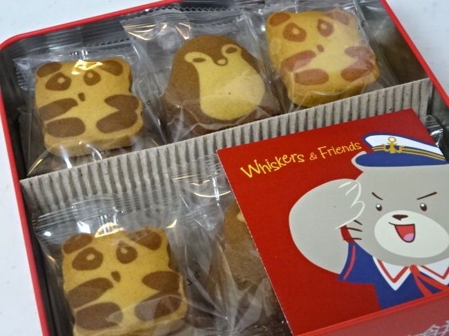 パンダとペンギンクッキーの詰め合わせでした。特別なのは、右側のパンダ、ストロベリー味、だそうです。<br />１枚だけ食べてみましたが、正直ストロベリー感はわからず。１箱９８ＨＫＤ。