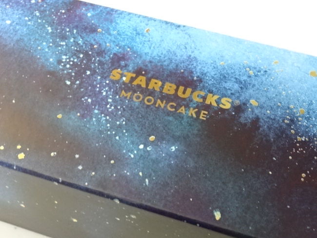 自分へのお土産として思い切って買いました。２７５ＨＫＤ。高いっ！！！日本円にすると約４０００円ですね。しかしながらお値段に見合う、しっかりとした箱に入っています。月餅は３種類が２個ずつ、計６個入っていました。