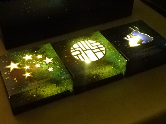 なんでこんなに高いのよ、なんて思っていたら、箱の底にＬＥＤライトが３つ同梱されていました。満月の日に部屋の明かりを消して、この明かりを灯し、コーヒーとお菓子を楽しむ・・・なんてオシャレなんだろう。