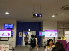 大阪駅を5時過ぎに出るバスで関西空港第2ビルにきました。
今回の旅は大阪から3人＋東京から1人の4人旅です。

余談ですが第2ターミナルの免税店はレジが少なく
かなり並びました。。。