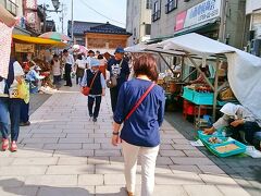 そうこうしている間に「輪島朝市」に到着。

見てって～
こうてって～

おばぁちゃんたちの呼び込み合戦！