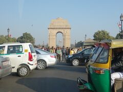 車中からインド門見学。