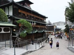 チェックインを済ませたら早速街歩きです。道後温泉本館の周りをうろうろしております。ホテルで道後温泉のチケットをもらえたので、2歳児寝てからのお楽しみです。旦那さんとは交代で行くことになるので少しの時間一人気ままにすごすのも贅沢な感じがします。