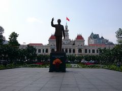 人民委員会庁舎の前に広場にある、ホーチミン像。
この銅像の前では皆同じポーズをとります。

全世界共通のようです。
