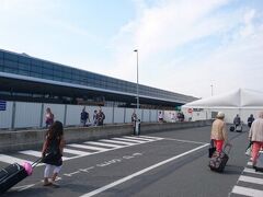 ブリュッセルに到着しました！
LCCで移動したので、ブリュッセル国際空港ではなく、シャルルロアという郊外にある空港の方です。

バスで市街地迄向かいます。