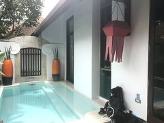 サムイ空港からはミニバスで移動。
ひとり180THB×4名。
タクシーだとラマイまで800THBなので、若干安いミニバス。
まぁ、ミニバスといっても、10人乗りのワゴン車で、方面毎に乗客をまとめるので、タクシーとさほど時間は変わらない。
その差80THBでパッタイ分を稼ぐ（笑）

約30分ほどで数箇所のホテルを回り、たどり着いたのは今回の前半宿泊先。
パビリオン サムイ ヴィラズ＆リゾート
カテゴリーはハイドロプールヴィラ
約60㎡の面積にベッドルームやシャワー、トイレ、ハイドロプールが集約されている。
こじんまりとしたヴィラではあるが、さほど閉塞感もなく、快適に過ごせそうだ。