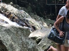 コンラッドから移動すること約20分。
ナムアンの滝２。
観光客も10人ほどいて、滝つぼで水浴びしていましたが、私達はしません。
サクっと見て、さっさと次行きます。
この後は
ナトンピア→ボプット（フィッシャーマンズビレッジ）→チャウエン（セントラル）→ラマイ帰還