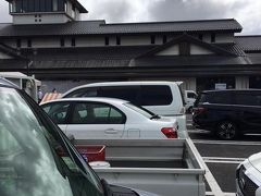 　神社のさらの北にある、下妻道の駅です。当地の産物を物色、季節柄、くりをゲット。もっとも、帰りコースの道の駅による度に、価格が下がったと wife 殿は不満げでした。考えれば南の方がくりが多いかも・・。
　けしかし、土曜日の朝だったためか、朝からすごい込みようです。周辺に大きな道の駅がないことも影響しているかもしれません。

　こうして225kmの走行距離をたたき出した慣らし運転旅行は終了です。また行くかもと問われれば、たぶん行かないと思います。
