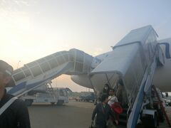 17時半頃、約8時間のフライトを終え、スリランカ/コロンボ空港に到着しました。
タラップで降りるのは久しぶりです。