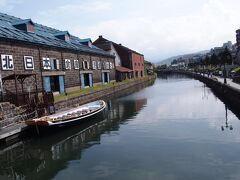小樽運河が見えました！
倉庫が立ち並ぶレトロな雰囲気。
ここからの景色は有名な撮影ポイントのようでした。