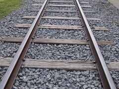 しばらく歩くとこんな線路が。現在使われているものではなく、旧国鉄の手宮線の跡が残されている場所でした。
手宮線は明治時代にできた北海道最初の鉄道。
当時、北海道民の生活に大きく貢献した鉄道の跡が残されており、小樽がノスタルジックな町と言われるのも頷けます。
