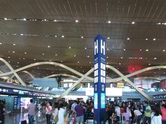 昆明長水機場到着
中国の奥地といったら中国に失礼かもしれませんが、とてもでっかい空港です。南アジアや中東方面への結節点にもなっているようです。