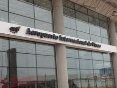 1年か2年前にできた空港だそうですがまだ完全にはできていない模様。空港内はがらんとしていて、なぜか建物の中に鳥の糞や羽が大量に落ちていたりします。
でも、遊覧飛行はできます。