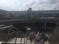 隣接するクラクフ中央駅。