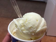 食後のデザートにブルーシールでアイスを購入。
JALのちゅらナビ提示でジュニアサイズがおまけでつきました。