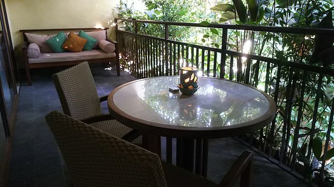 2日目の朝。ベッドの寝心地も良くぐっすり眠れました。<br />昨晩はチェックイン時で既に日が暮れてたのでお外も見ませんでしたが、バルコニーも広くて良い感じです♪