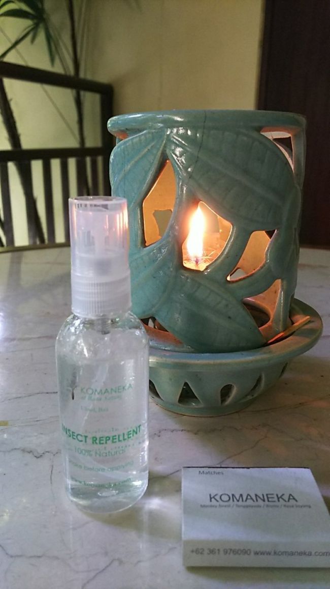 テーブルの上にキャンドルと虫除けローション。<br />この虫除けが良い香りだったので、滞在中ずっと使ってました。