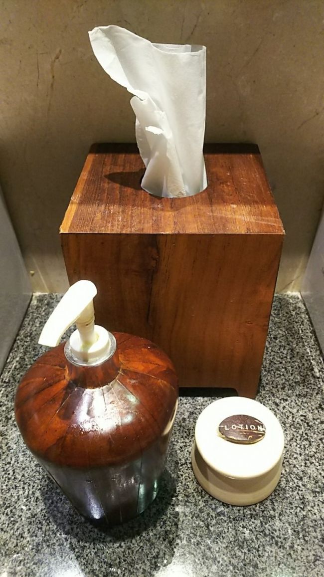 お部屋に戻ってひと休みしつつ、またまたお部屋の様子を撮る。<br />ハンドソープとボディローション。硬水なのですぐ肌がカサカサするため、ちょくちょく塗っていました。