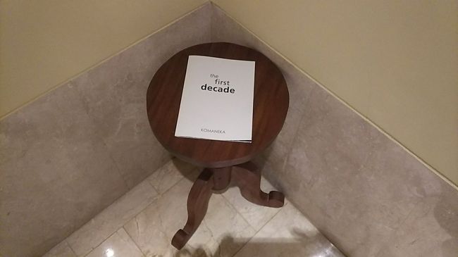 お手洗い内の小テーブルの上に「The first decade」という小冊子が。<br />コマネカホテルの変遷をつづってあるものでした。