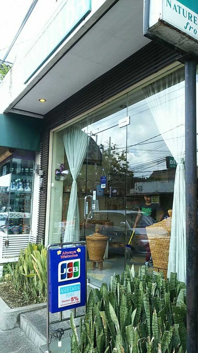 さて、そろそろ街歩きに出発♪<br /><br />ホテルのすぐ近くにあるアシタバ。こちらはお店が小さいので品数はそれほど多くないです。私たちは旅の最終日にアシタバファクトリーに行く予定だったので、「とりあえず…今は買わなくていっか」とちょっと拝見しただけでお店を後にしたのですが、結局ファクトリーには行けなかったんです。やはり一個くらいこの時に買っておけば良かったと後悔しました。<br />