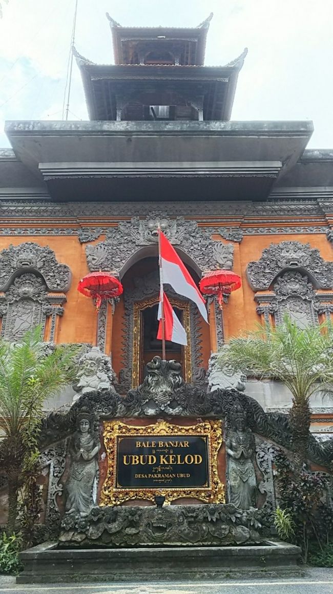 ここはバリ舞踊の劇場らしく、建物の前でその晩のチケットを売っていました。バロンダンスで75000ルピア。まだ午前中なので今買えば良席を予約出来る（名前を書いた紙を椅子に貼っておいてくれる）とのこと。<br />「中を見てみる？」と言われるがままに劇場の中（ステージ）を見せてもらいましたが、私たちこの時点ではバリ舞踊は王宮で観ようと思ってたのでとりあえずチケットは買いませんでした。でもしつこく売りつけようという感じもなかったです。ここのおじさんと一緒に写真を撮ったりして和やかでした(笑)<br /><br />「また後で来るかも～」と言ってこの場を後にしましたが、結局この晩はここでバロンダンスを観ることになりました。<br />