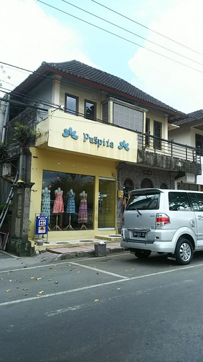 オーナー（デザイナー？）が日本人の、かわいいワンピースのお店。<br />ここと、ハノマン通りにもお店があります。<br />こちらの店舗の方がアクセサリーの品ぞろえが豊富だったような。<br />