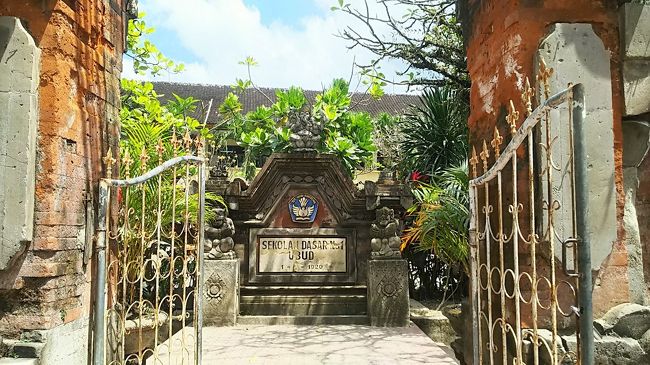 ここは小学校でした。元気な子供たちの声が聞こえてきました。