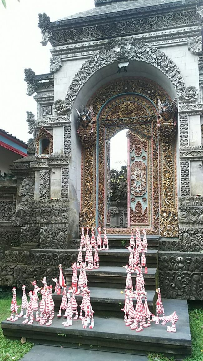 バリっぽい重厚な扉の前になんとも可愛らしいオブジェたちが。