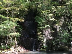 ☆Aomori-Oirase★

「奥入瀬渓流」
まずはじめに見えてくる千筋の滝。
天気が良いので陽が差して気持ちいい。