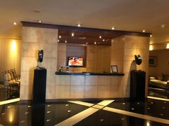 次に今回一番楽しみしていたスパは、タラソバリです。日本にもアクアメディックプールのあるスパ施設はいくつかありますが、遠かったり、高かったりとなかなか行く機会がありませんが、ここバリでは調べたところ、グランドミラージュとアナヤリゾートにあることが判明。アナヤリゾートは遠くちょっとお高めなので、ＨＩＳでプロモーションメニューもあり、ヌサドゥアにあるタラソバリで初の本格的なタラソテラピー体験をしました。こちらは受付です。