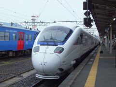 今日の最終目的地は九州の東、大分県別府市
西から東へ特急で縦断します
まずは長崎から博多へ戻る
復路は白かもめ（８８５系）

左のホームの青い電車はシーサイドライナー