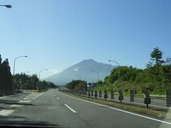 東北自動車道。岩手山がクッキリ見えました。