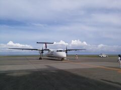 そして帰路はプロペラ機です。
朝一番の飛行機で那覇へ乗り継ぎ50分
お土産のシーサー買って飛行機の搭乗案内聞きながら立ち食いで沖縄そば食べてお昼には無事に羽田着。
