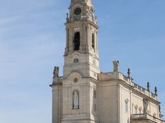 「バジリカ」は1928年に建設が始められ
1953年10月7日に献堂されました。

高さ65ｍの塔を持つネオ・クラシック様式です。



＊＊＊「バジリカ」とは＊＊＊

巡礼の中心地であったり、聖人の遺骨や聖遺物が安置されていたり
宣教の重要な拠点であるなどの理由により、教皇にその称号を
与えられた教会だけが「バジリカ」と名乗ることができます。

「カテドラル」は司教座が置かれている司教区の中心となる教会ですが
「カテドラル」でも「バジリカ」の称号を持つものと持たないものが
あり、日本には「バジリカ」はないそうです。（2016年現在）