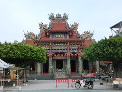 道路を挟んだ反対側には、お医者さんの神さまが祀ってある慈済宮がある。
台湾には龍がいっぱい屋根に乗った、龍の巣（信者の皆さんゴメンナサイ）の様な建物があちこちにあった。
