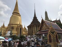 半ズボンもノースリーブもダメ。