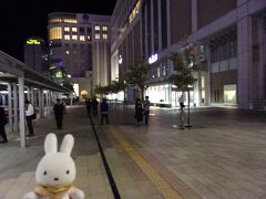 時計の針は夜の１０時。
札幌駅に到着です。
ちょっと夜遅いせいか思ったよりも静かでした(^_^;)。