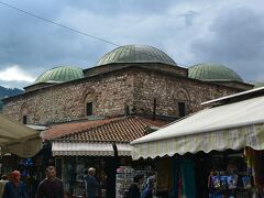 Brusa Bezistan（ブルサ・ベジスタン）

バシュチャルシヤの中心部にある、もとはオスマン帝国時代に建てられた絹取引所。現在内部は歴史博物館になっています。

