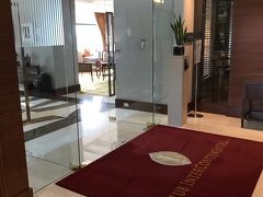 午前６時過ぎ、ホテルに到着。
早朝ですが、チェックイン可能でした。
チェックインは、３７階にあるクラブラウンジでのプライベートチェックイン。
