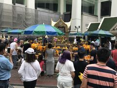 セントラルワールドがある交差点の斜め前には、「エラワン廟」。
バンコクの有名なパワースポットで、ヒンズー教の寺院だそうです。
２０１５年のテロ事件の現場にもなったところです。
いつも、たくさんの参拝者で賑わっていて、ジョギングなどで通りかかる人も、立ち止まって、手を合わせていました。