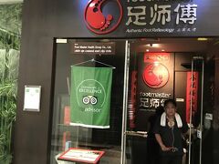 予約してもらったマッサージ店「フットマスター」は、同じアマリンプラザの３階にありました。
こちらのお店は、台湾式マッサージだそうで、かなり力は強めで、痛いくらいでした。
足を中心としたマッサージに加えて、首と肩のマッサージがついて、７０分６４０バーツでした。
JCBカードの支払いで、１０％OFFでした。