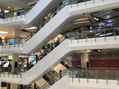 スカイウォークで、先程外から見たセントラルワールドへ。
入るときには、セキュリティチェックがありました。
このショッピングセンターも、アマリンプラザと同じく吹き抜け構造。
後日、訪れた他のショッピングセンターも含め、バンコクのショッピングセンターは吹き抜け構造が多いと感じました。
ここも、大きなショッピングセンターで、ユニクロや無印良品といった日本お馴染みのお店も入店していました。
