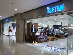 セントラルワールドの中には、日本の百貨店・伊勢丹もあります。
日本のデパートと同じような雰囲気で、日本にいるような感覚で買物ができました。
つくりも日本と同じようになっていて、最上階は飲食店フロアになっていました。