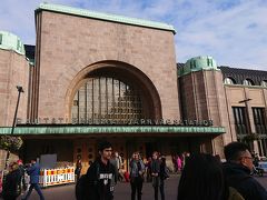 中央駅に到着。
ここからブルーバード通りのホテルまで歩いていけるということだったので、ガラガラとトランクをひいて歩き始めましたが、石畳の隙間にトランクの車輪がとられて想像以上にあるきにくくて苦労しました。