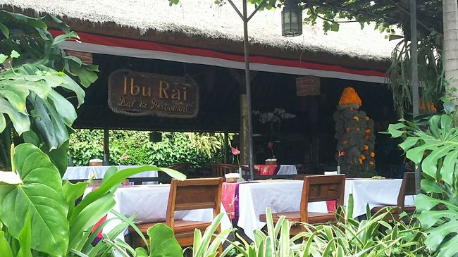 （2日目その１からのつづき）<br />かわいいオブジェは「Ibu Rai」の敷地でした。<br />あの重厚な扉の奥にテーブルとイスが並んでいました。あのスペースは夜だけ使うのかなぁ。