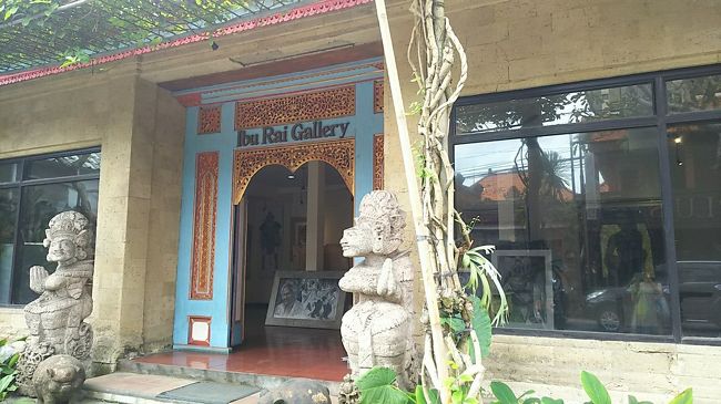 レストランからオブジェを挟んで Ibu Rai Gallery があります。