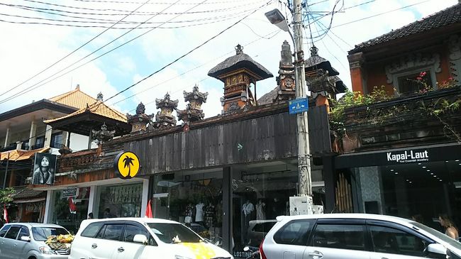 ショップの上が寺院みたいになってる。